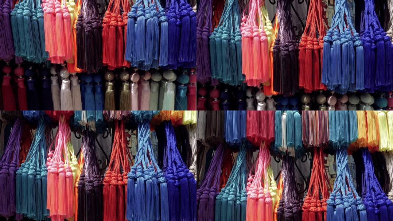 摩洛哥马拉喀什麦地那露天市场的一家商店里五颜六色的传统窗帘流苏。