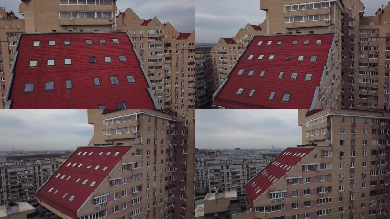 屋顶上有阳台和多个老虎窗的公寓楼