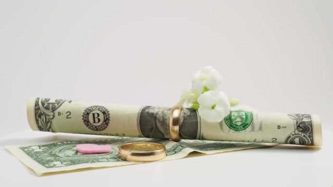 结婚戒指和美元。便利婚姻的概念。
