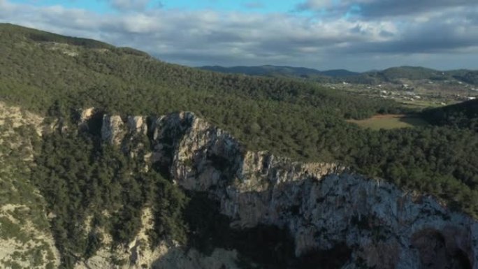 伊比沙岛圣伊内斯镇Puertas del Cielo地区的航拍视频。