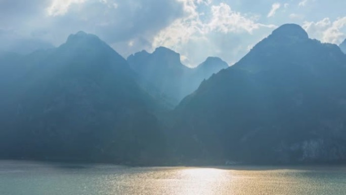 落基山脉上阳光的时间流逝。瑞士阿尔卑斯山上空美丽的日落阳光。卢塞恩湖，vierwaldst ä tt