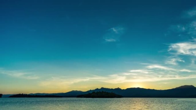 日落时的海洋全景与山岛背景，延时视频