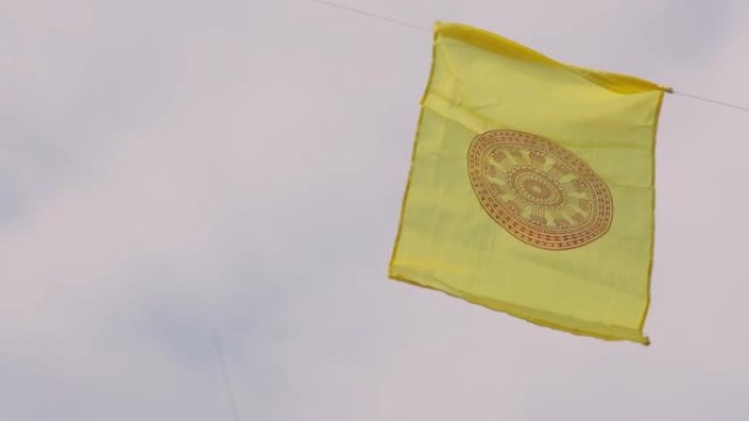 达玛恰克的旗帜在一座美丽的寺庙里飘扬。
