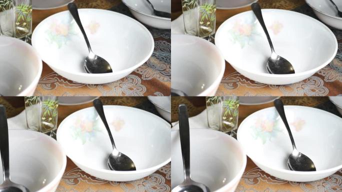 桌子上的空碗和勺子