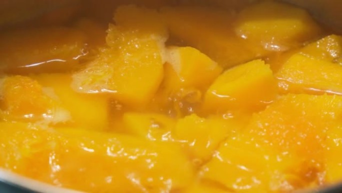 切片，南瓜在锅里的沸水里。烹饪健康餐。锅里的减肥汤。