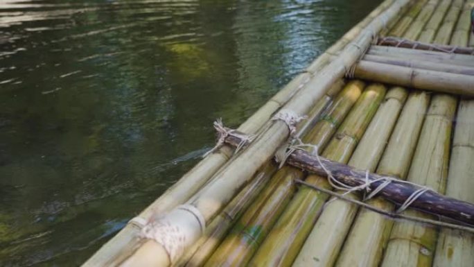 特写竹筏骑在水河溪流绿化丛林热带森林环境夏季阳光明媚。澳大利亚