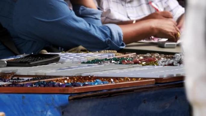 宝石市场的人在交易，泰国的Chanthaburi