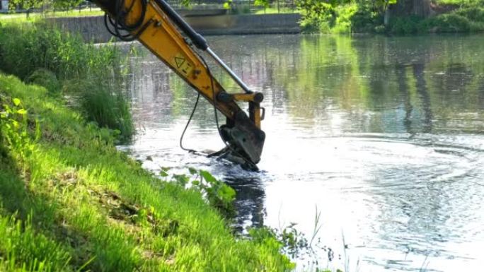 工业重型挖掘机挖泥河底清除淤泥泥和海藻