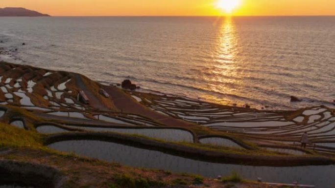 诺登半岛轮岛市Shiroyone Senmaida海上日落延时