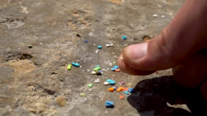 微塑料颗粒的特写镜头。水污染和全球变暖的概念。