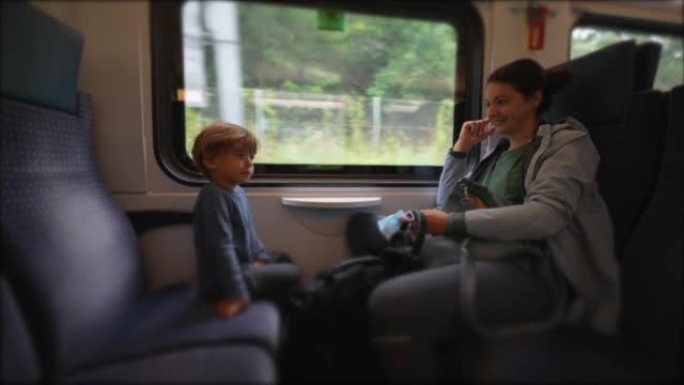 父母和孩子乘火车上下班