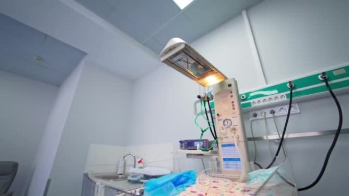 复活婴儿床顶部的照明灯。医院房间配有新生儿复活所需的设备。