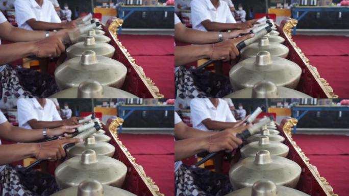 巴厘岛音乐家演奏Reong乐器