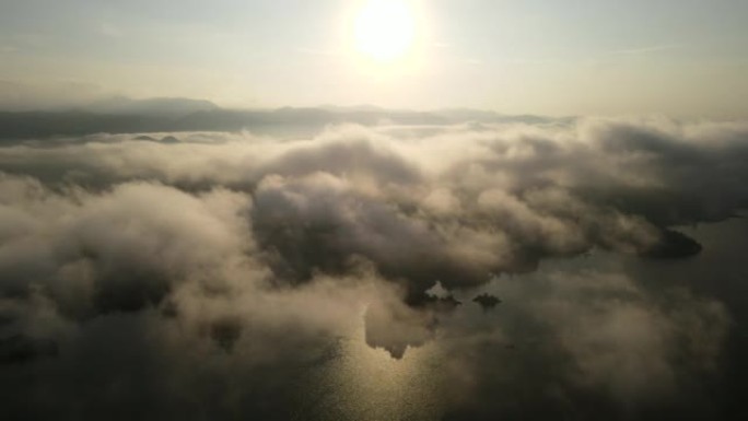 热带湖泊云层上方的美丽景象
