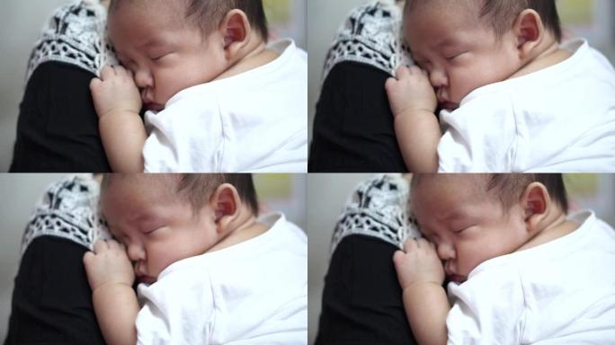 一个刚出生的婴儿睡在他母亲的胸口。