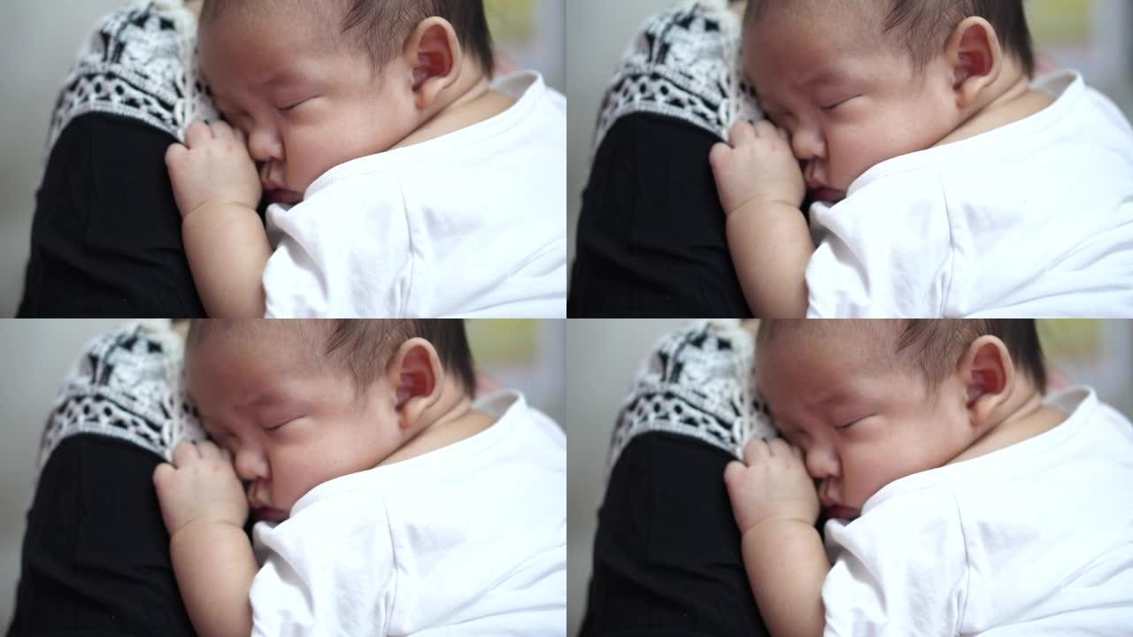 一个刚出生的婴儿睡在他母亲的胸口。