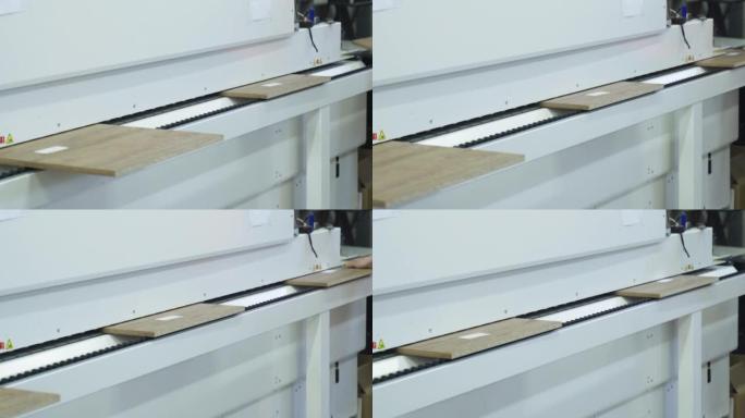 木制中密度纤维板部件沿着配备特殊的输送机移动。聚氯乙烯包边。