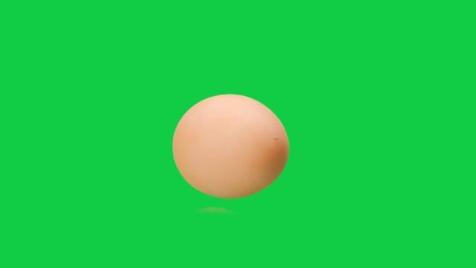 绿屏慢动作鸡蛋在滚动，鸡蛋旋转慢动作，复活节彩蛋背景，色键，阿尔法通道。