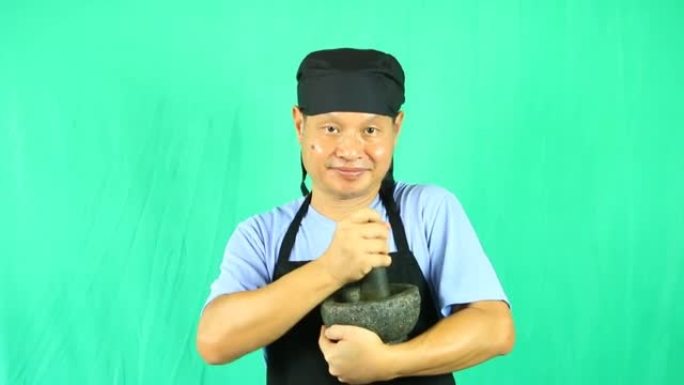 泰国厨师正在跳舞并拿着厨具