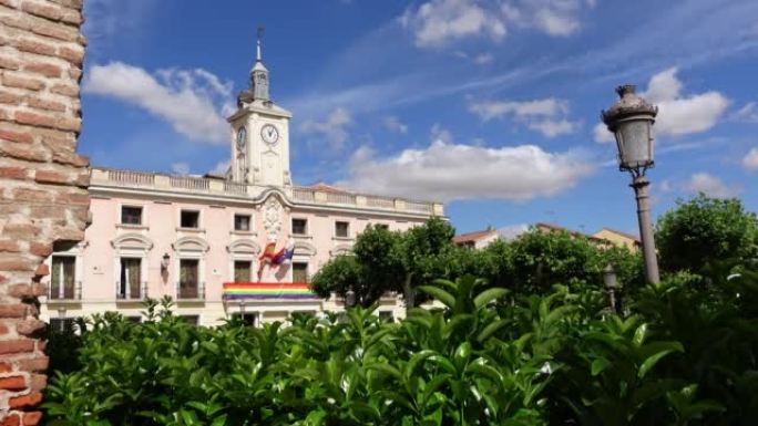 阿尔卡拉德赫那雷斯皇家城市的市政厅，一个多云蓝天的日子。