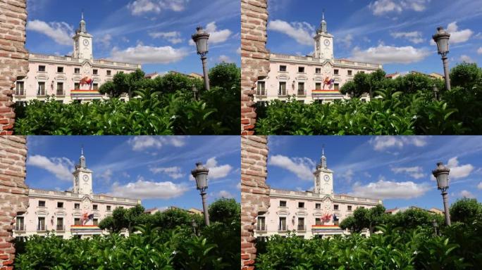 阿尔卡拉德赫那雷斯皇家城市的市政厅，一个多云蓝天的日子。