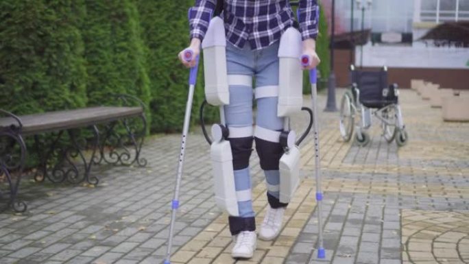 无法识别的机器人外骨骼户外行走从受伤康复中恢复