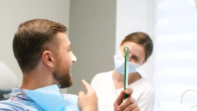 去看牙医，病人照镜子，看到一颗有病的牙。牙科