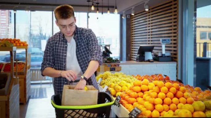 一名男子在蔬菜杂货店或超市购买柠檬