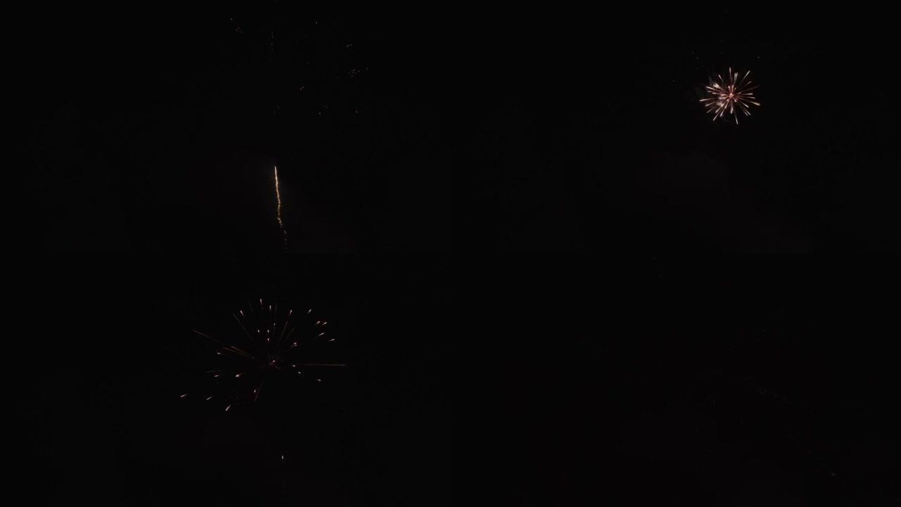 五彩缤纷的烟花气球在漆黑的夜空中起飞并爆炸。