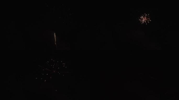 五彩缤纷的烟花气球在漆黑的夜空中起飞并爆炸。