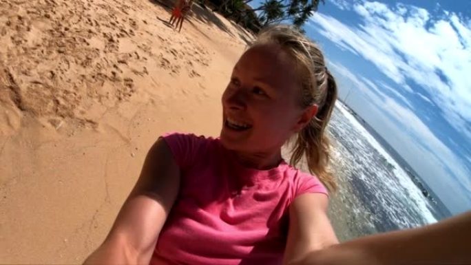有趣的女孩制作自拍视频享受蹦极在海滩上跳gopro慢动作
