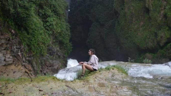 墨西哥恰帕斯拉斯努贝斯瀑布附近的女人