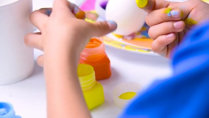 幼儿用蛋壳做成的工艺品涂上蛋彩画，多色学校作业，小学复活节庆祝作业。