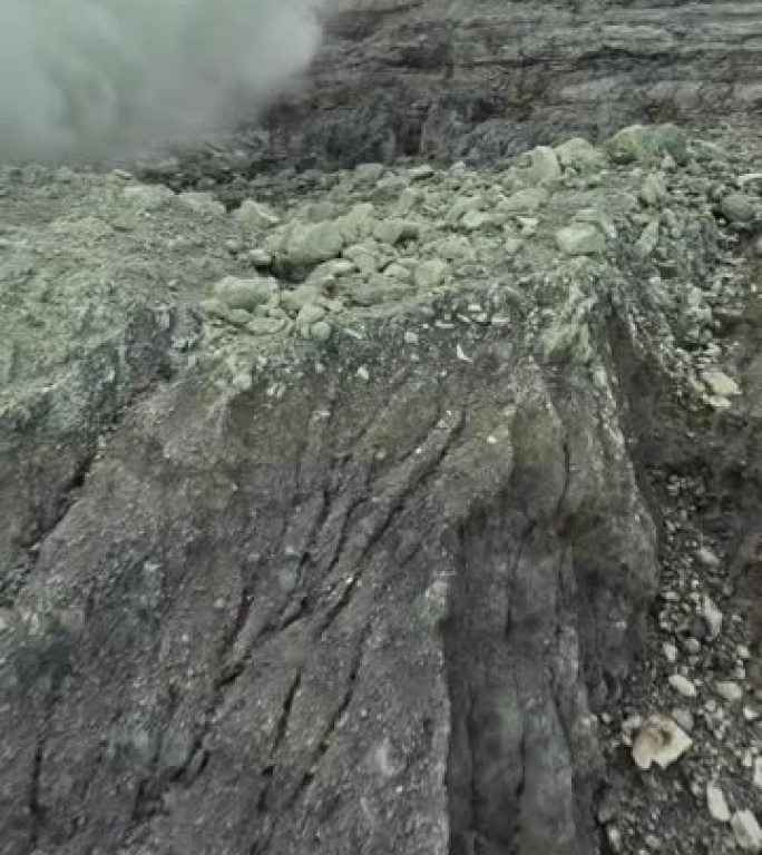 潜水到火山口岛山岩石裂缝石尖锐与酸性湖绿松石