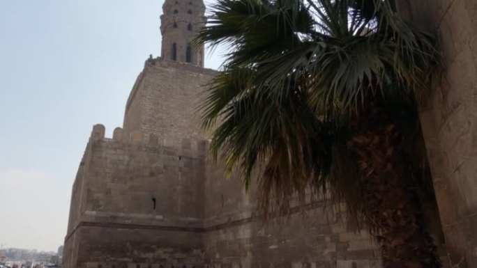哈基姆清真寺的外墙和尖塔，埃及伊斯兰开罗。倾斜了拍摄