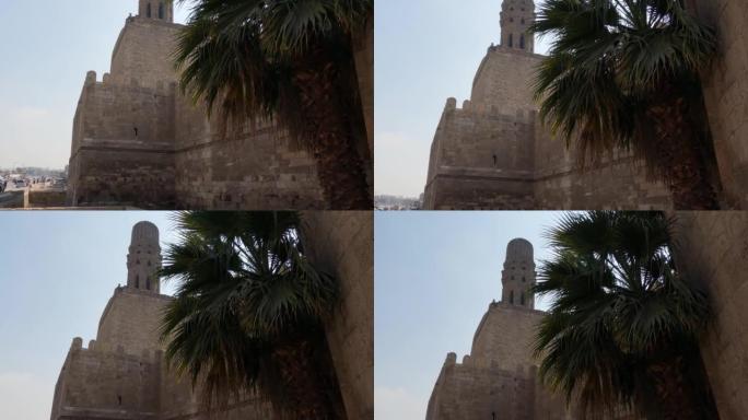 哈基姆清真寺的外墙和尖塔，埃及伊斯兰开罗。倾斜了拍摄