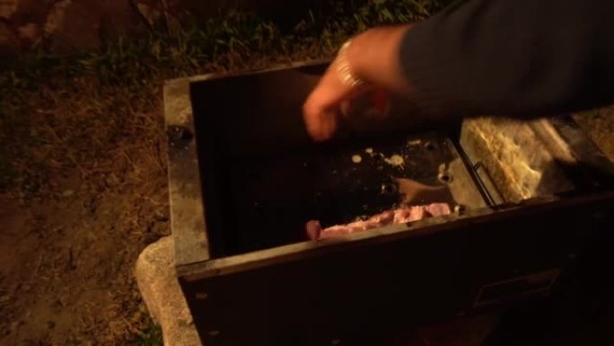 在4k晚上将生猪肉放在热瓷器盒中烧烤