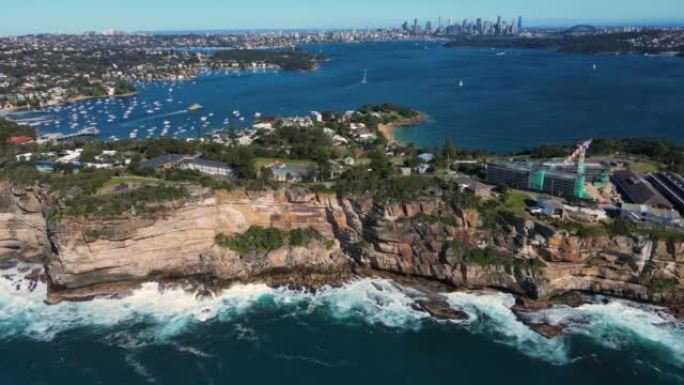 澳大利亚东悉尼屈臣氏湾的空中无人机视图，沿着沿海悬崖顶和人行道向北行驶