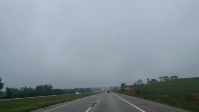 半油罐车移动时间推移多雨和暴风雨的70号州际公路在美国中西部旅行春末POV从移动汽车公路基础设施视频