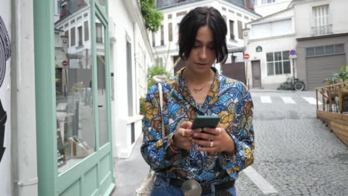 老城区美丽时尚的女人，使用智能手机 -- 巴黎蒙马特