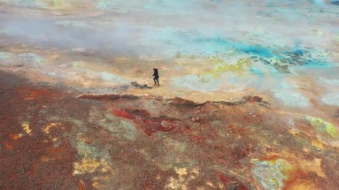 迈瓦特湖附近的Hverir地热区，人类在火星岩层上行走。
