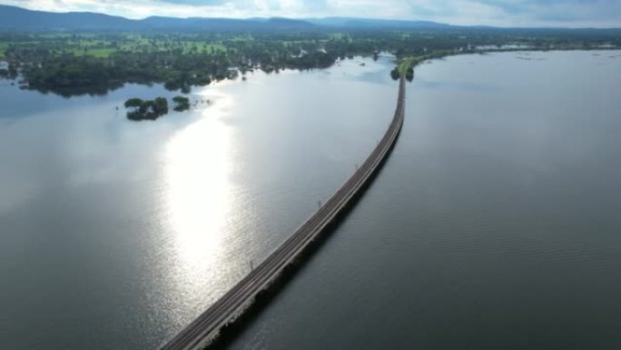 泰国中部Pa Sak dam Lopburi上的火车和大坝大桥的铁路桥的空中无人机视图。