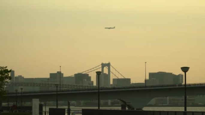 飞机在黄昏时飞过桥