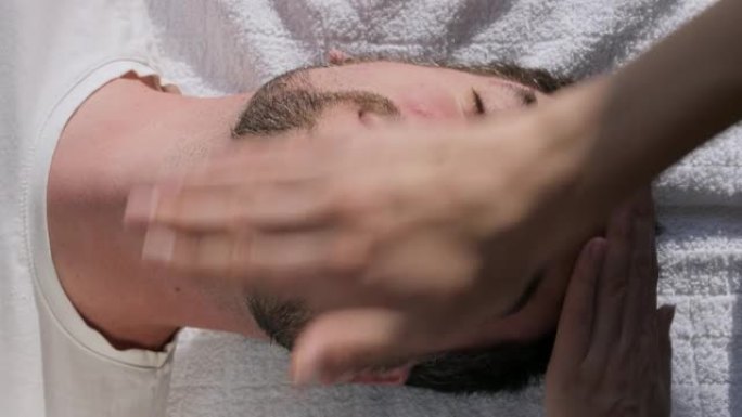 男人有面部按摩，面部瑜伽对抗衰老有益