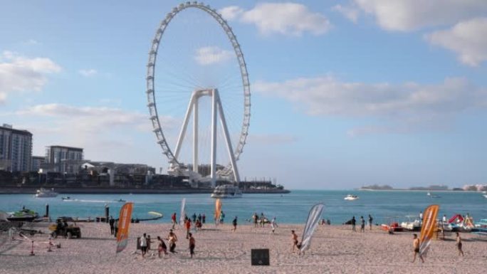 朱美拉海滩上美丽的迪拜之眼或艾因迪拜摩天轮。