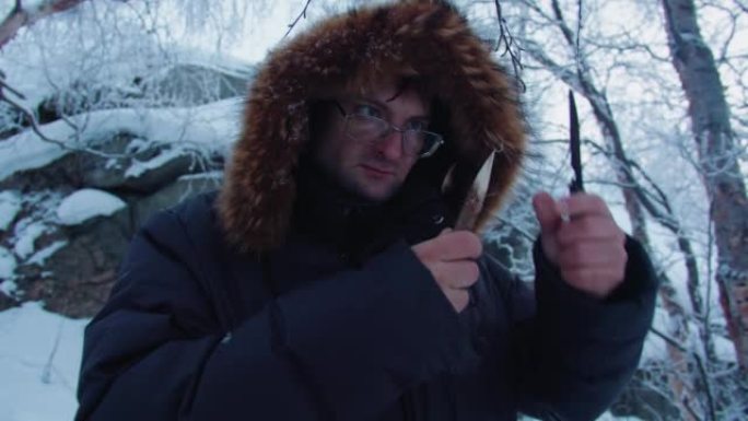 人在冬天的森林里做了一把木矛