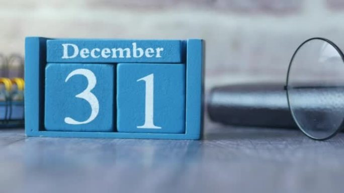 12月31日上设置的木制日历。