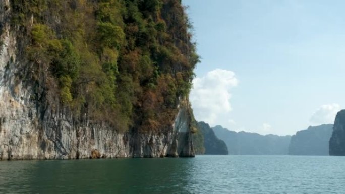 泰国苏拉他尼 (rajjaprabha) 大坝 (泰国桂林) 的乘船旅行