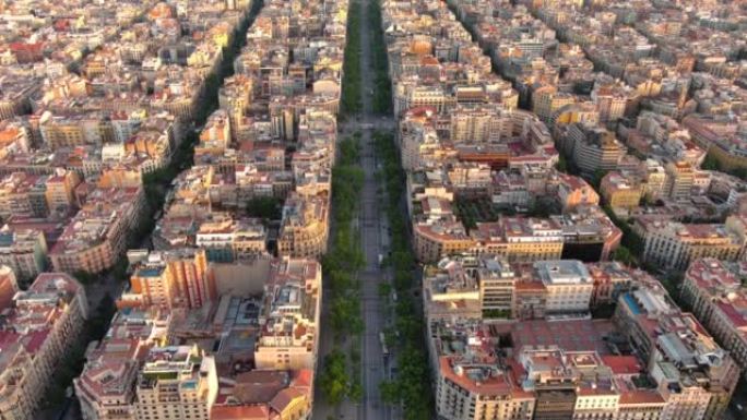 夏天日出时巴塞罗那的格拉西亚大道的鸟瞰图。西班牙加泰罗尼亚