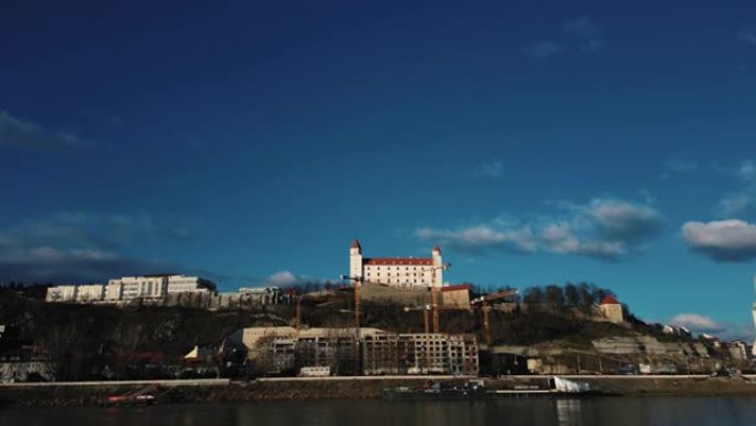 布拉迪斯拉发的地标多瑙河附近山顶上的布拉迪斯拉发城堡